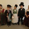 Kinder der Klassenstufe 1 führen das Programm zur Vogelhochzeit auf - Das Hochzeitspaar in sorbischer Tracht