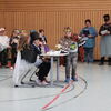 Kinder der Klassenstufe 1 führen das Programm zur Vogelhochzeit auf