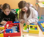 Kinder beim LEGO bauen