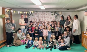 Verabschiedung Liane Semjank - Gruppenbild Kinder und Erzieherinnen und Erzieher