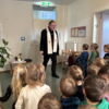 Kinder der Kita gemeinsam mit Pfarrer Veit Sćapan zur Häuserweihe 2026_3