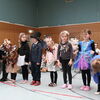 Kinder der Klassenstufe 1 führen das Programm zur Vogelhochzeit auf - Verbeugung zum Verabschieden