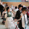 Kinder der Klassenstufe 1 führen das Programm zur Vogelhochzeit auf