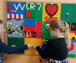 Kinder an der LEGO-Wand