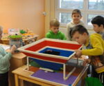Kinder beim Bauen mit Lego im Hort