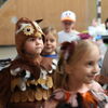 Kinder der Klassenstufe 1 führen das Programm zur Vogelhochzeit auf