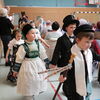 Kinder der Klassenstufe 1 führen das Programm zur Vogelhochzeit auf