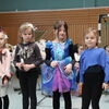 Kinder der Klassenstufe 1 führen das Programm zur Vogelhochzeit auf