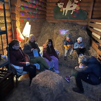 Personen im Stroh lesen Kindern etwas vor.