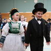 Kinder der Klassenstufe 1 führen das Programm zur Vogelhochzeit auf