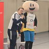 Moderator Sven Maschke mit dem Maskottchen Oly