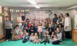 Verabschiedung Liane Semjank - Gruppenbild Kinder und Erzieherinnen und Erzieher
