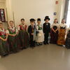 Kinder der Klassenstufe 1 führen das Programm zur Vogelhochzeit auf - der Hochzeitszug